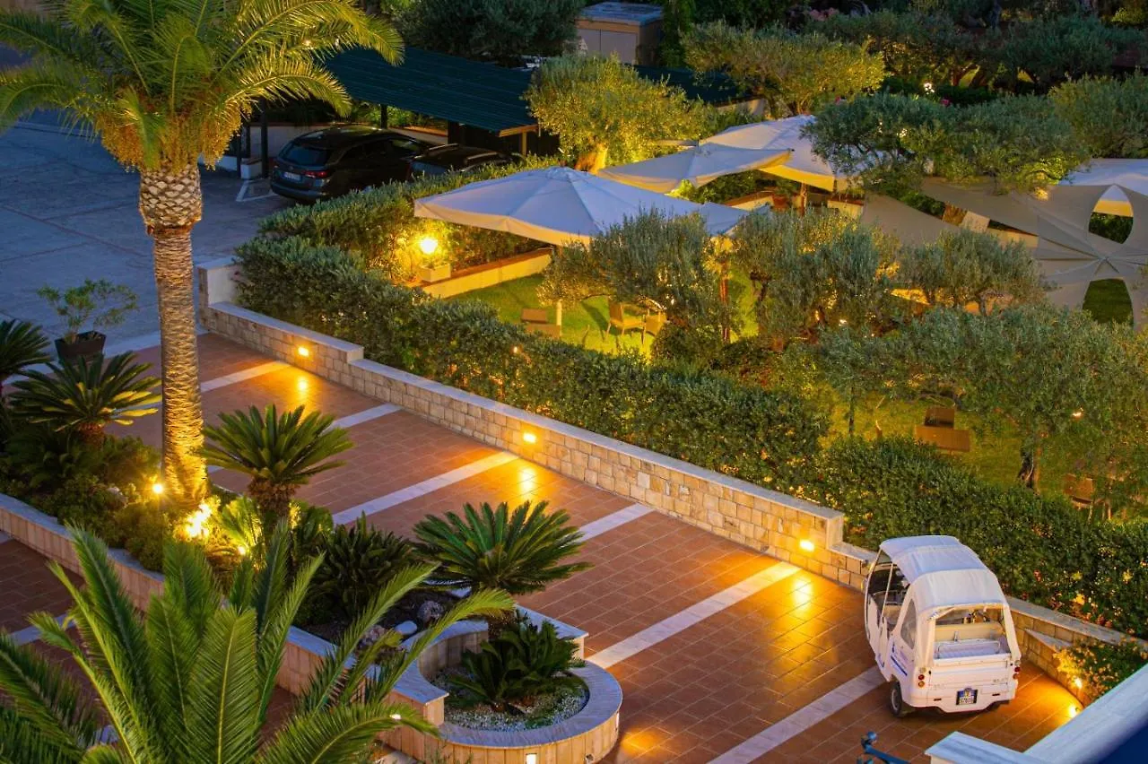 Hotel Baia Del Capitano Чефалу 4*,