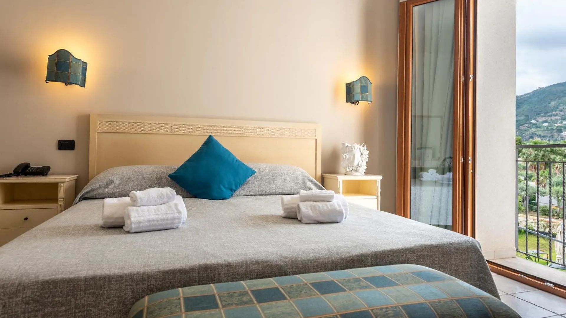 Hotel Baia Del Capitano Чефалу 4*,  Италия