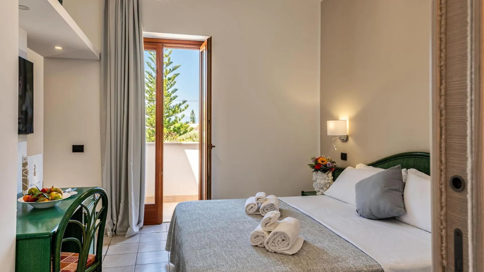 Hotel Baia Del Capitano Чефалу